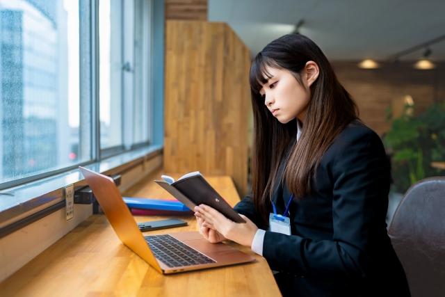 資料を読む女性