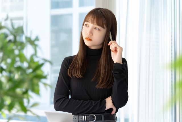 考えている女性